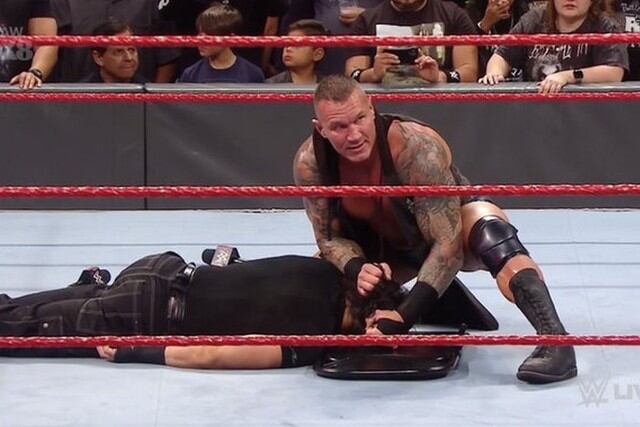 Randy Orton golpeó a Matt Hardy con una silla. (Foto: WWE)