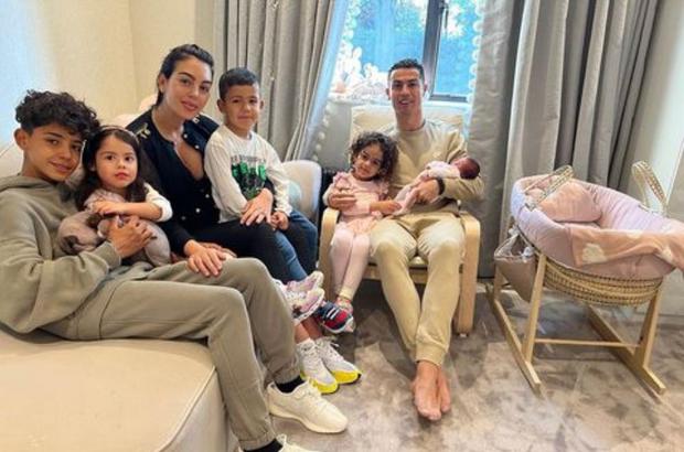 Cristiano  y Georgina junto a sus cinco hijos (Foto: Georgina Rodríguez / Instagram)