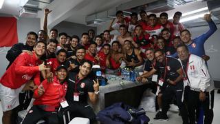 El abrazo del triunfo: la postal de la Selección Peruana tras la victoria en el Sudamericano