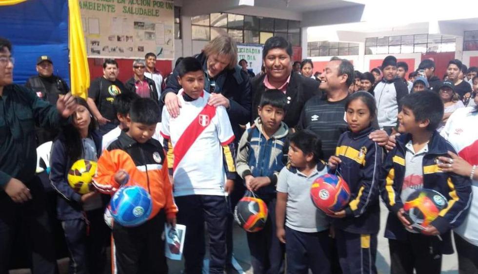 El técnico de la Selección Peruana visitó el colegio César Cohaila Tamayo de Tacna. (Radio Uno/Tacna))