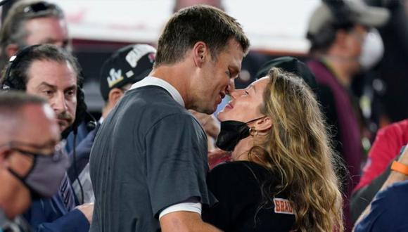 Tom Brady y Gisele Bündchen celebran el título que consiguió el quarterback de los Tampa Bay Buccaneers. | Foto: Getty Images