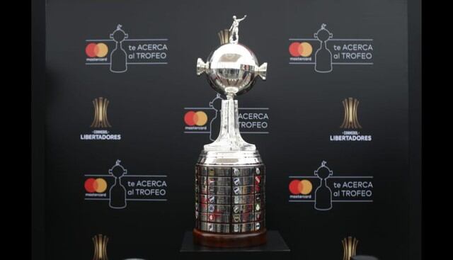 Así luce en Lima el trofeo de la Copa Libertadores. (Foto: Violeta Ayasta / GEC)