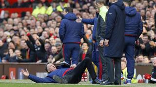 Manchester United: Van Gaal hace teatro para reclamar jugada del Arsenal
