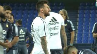 ¿Qué buscas, Leo? La cara de sorpresa de Messi en su primer y único entrenamiento en Ecuador