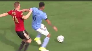 ¿Qué haces Callens? El ‘blooper’ del zaguero en la MLS: ahora ante el ‘Tata’ Martino [VIDEO]