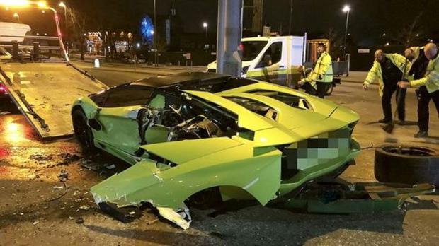 Un Lamborghini Aventador terminó destrozado en las calles Nottingham.