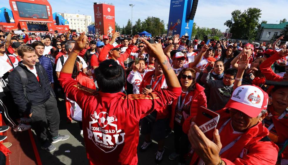 Un 'mar' de hinchas peruanos comenzó a calentar el partido contra Dinamarca en el 'Fan Fest' de Saransk. (Daniel Apuy)
