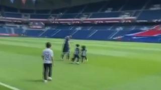 Los Messi saltan a la cancha: Leo y sus hijos hacen de las suyas en el Parque de los Príncipes [VIDEO]