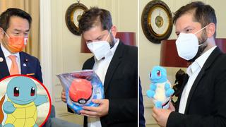 Video viral: Presidente electo de Chile recibió un Pokémon y una pokebola de regalo