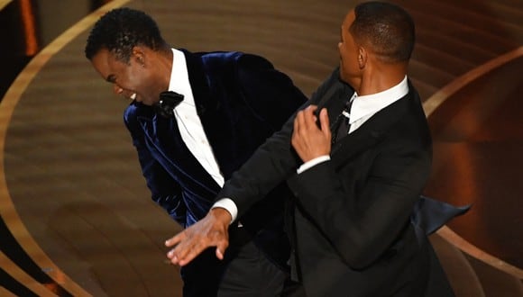 Will Smith perdió los papeles en vivo y golpeó a Chris Rock en los Oscar 2022. (Foto: AFP).