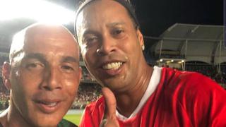 No desaprovechó la ocasión: Mayer Candelo se tomó un selfie con Ronaldinho en pleno partido [VIDEO]