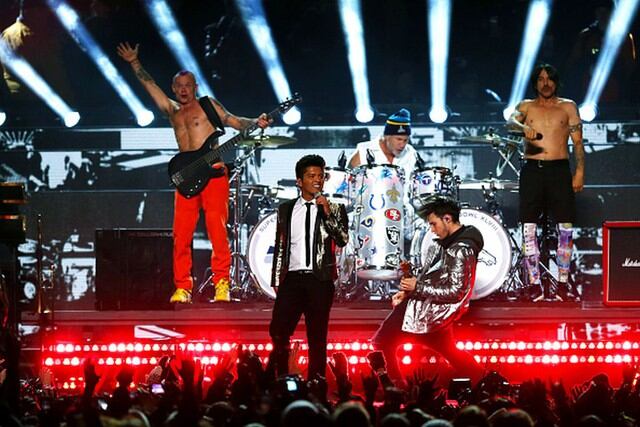 Bruno Mars y Red Hot Chili Peppers (Super Bowl 48 en 2014). (Getty)