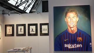Messi con la camiseta del Madrid y Cristiano con la del Barcelona, en la feria de arte asequible de Bruselas