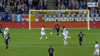Mala suerte: Carlos Ascues desvía el balón en su intento por evitar gol del rival pero falló [VIDEO]