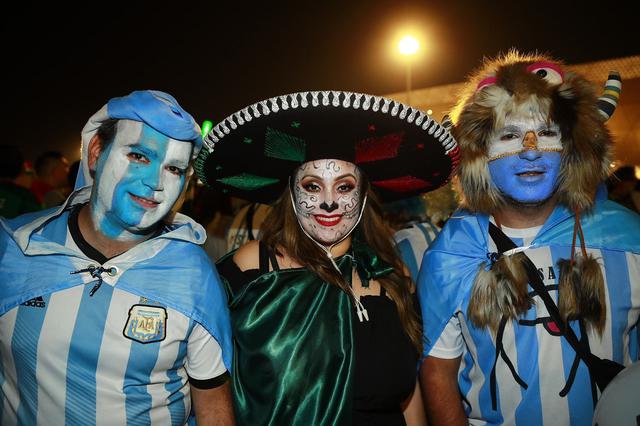 Todo el color de las hinchadas en la previa del partido Argentina vs México. (Foto: GEC / Daniel Apuy)