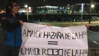 Desconocido mostró pancarta del "mayor robo de la historia" a jugadores del Barcelona [VIDEO]