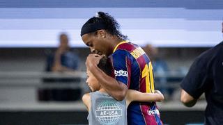 Entró en el campo de juego del clásico para abrazar a Ronaldinho [VIDEO]