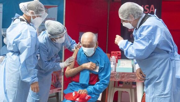 Oscar Ugarte dio detalles sobre la vacunación contra el COVID-19 a todos los adultos mayores del Perú (Foto: Andina)