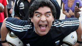 Diego Maradona empezó el 2016 con foto 'hot' al lado de su pareja Rocío Oliva
