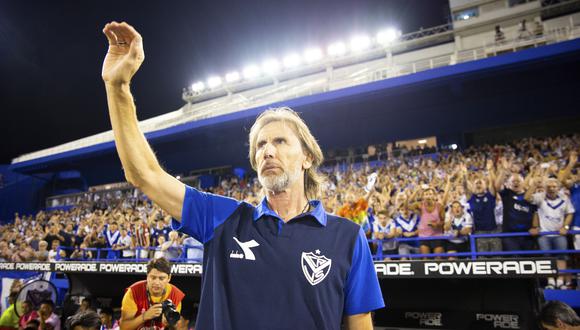 Ricardo Gareca y la ovación que recibió por parte de los hinchas de Vélez. (Foto: EFE/Prensa Vélez Sarsfield)