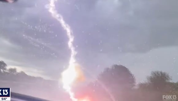 El rayo se presentó durante un intensa tormenta en el sur de Florida. (Foto: 
FOX 13 Tampa Bay/YouTube)