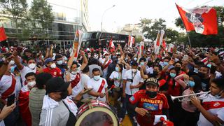 A minutos de enfrentar a Ecuador: el ‘banderazo’ de los hinchas en la concentración de Perú
