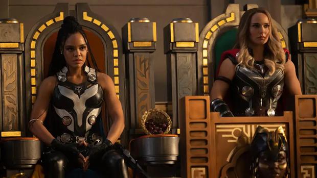 Jane (Natalie Portman) y Valquiria (Tessa Thompson) en “Thor: Love and Thunder” (Foto: Marvel Studios)