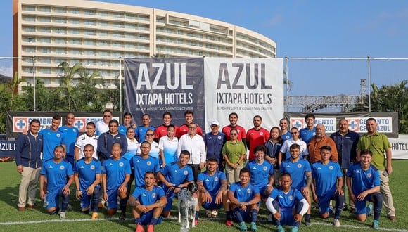 Plantel de Cruz Azul finaliza su pretemporada en las playas de Ixtapa. Foto( CruzAzulFC)