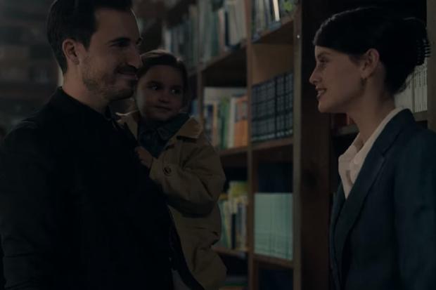 Javier Castillo And His Daughter In The Final Scene Of The Spanish Series &Quot;Snow Girl&Quot; (Photo: Netflix)