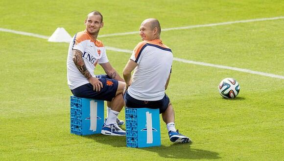 Wesley Sneijder y Arjen Robben en el Mundial de Brasil 2014, tras golear a España en la primera fecha. (EFE)