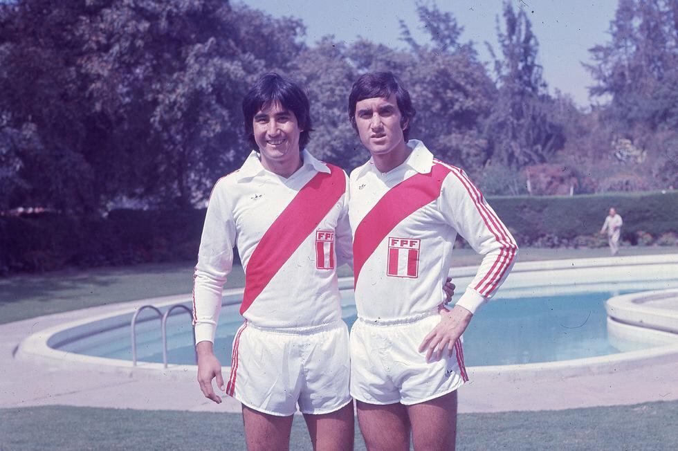 Percy Rojas con Juan Carlos Oblitas con uniforme de marca Adidas de la Selección Peruana. (Foto: GEC Archivo Histórico)
