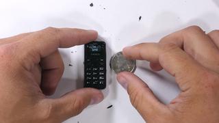 YouTube viral: el celular más pequeño del mundo aguantó así extremo test de durabilidad [VIDEO]