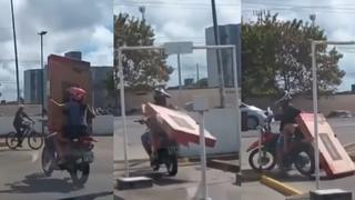 No tuvieron chance de sacarlo de la caja: Se compraron un televisor de pantalla plana y se les cayó durante viaje en moto