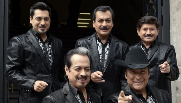 "Los Tigres del Norte" posan en una conferencia de prensa en la Ciudad de México, el 7 de octubre de 2014, cuando presentaron su nuevo disco "Realidades"  (Foto: Ronaldo Schemidt / AFP)