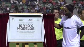 Ronaldinho perdió ante Cuauhtémoc Blanco en un partido a beneficio en Morelos 