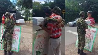 Orgullo de padre nivel: Confecciona pancarta con costales de arroz para felicitar a su hijo soldado por su cumpleaños