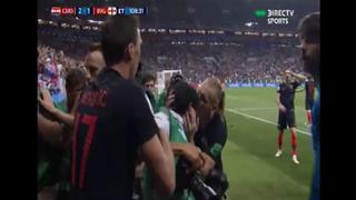 Momentazo: fotógrafo fue aplastado en celebración croata y jugadores lo recompensaron con besos [VIDEO]