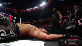Roman Reigns lanzó a AJ Styles contra la mesa de comentaristas