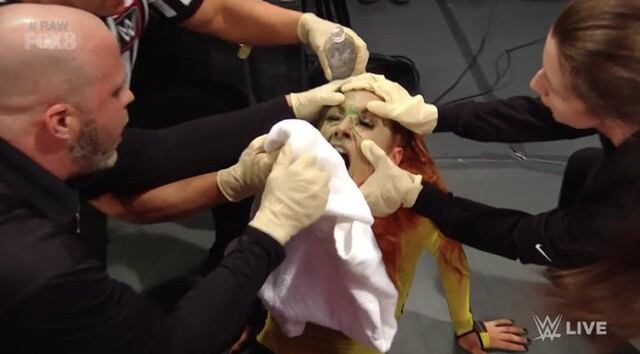 Asuka le escupió a Becky Lynch un líquido verde. (Foto :WWE)