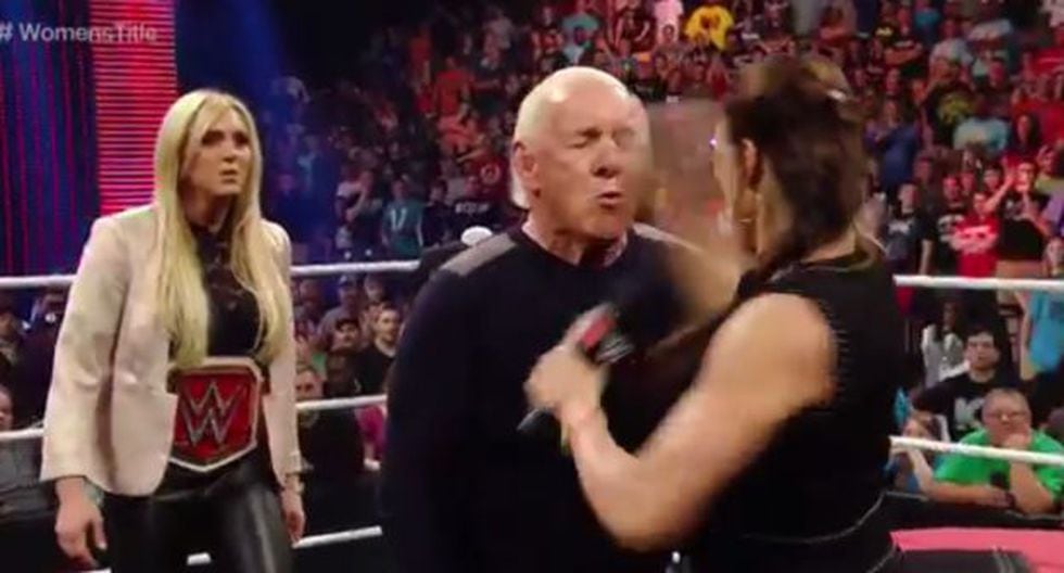 Contacto Stephanie McMahon Abofete A Ric Flair En La Cara De