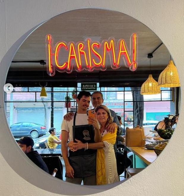 Tomando una fotografía en su local ¡Carisma! (Foto: Martín Barba / Instagram)