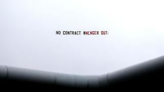 Hasta en el cielo: avión llevó pancarta con mensaje que pide despido de Wenger [VIDEO]