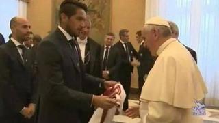 El día que el 'Loco' Vargas regaló la camiseta de la Selección Peruana al papa Francisco [VIDEO]
