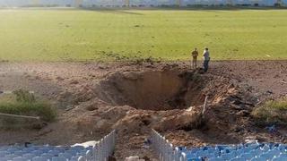 Estragos de un bombardeo: estadio en Ucrania quedó con un agujero