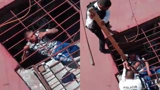Ladrón viral: atorado al intentar robar y los policías terminan rescatándolo [VIDEO]