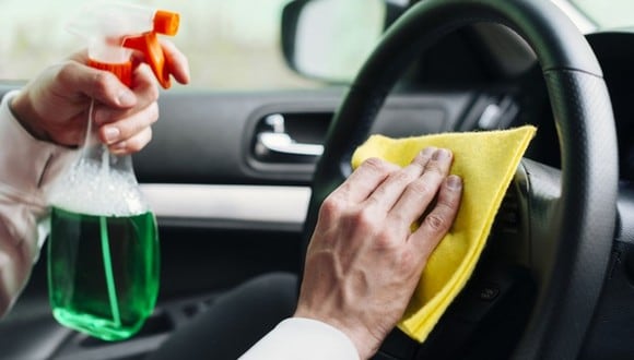 Si no limpias tu auto con frecuencia, puede ser que el virus esté alojándose al interior (Foto: Freepik)