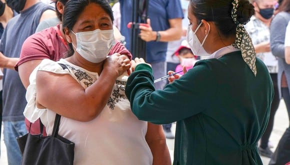 Un migrante recibe la vacuna Johnson & Johnson contra el COVID-19 en la primaria Miguel F. Martínez, de la ciudad de Tijuana, estado de Baja California (México). (EFE/Joebeth Terriquez).