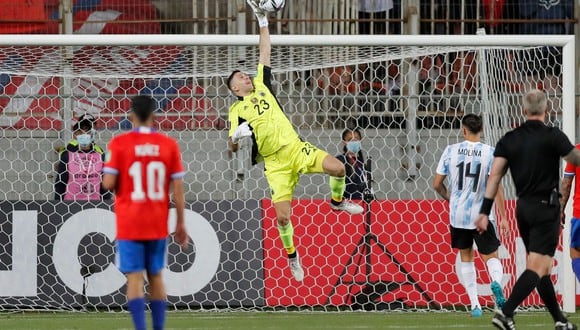 Emiliano 'Dibu' Martínez destacó en la victoria de Argentina vs. Chile. (Foto: AFP)