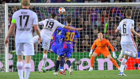 Golazo de Rafael Santos Borré para el 2-0 del Frankfurt vs. Barcelona por los cuartos de la Europa League. (Foto: AFP)