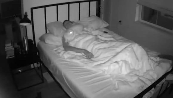 El peculiar comportamiento de Tormund mientras su amo duerme se ha vuelto viral en Internet. (Foto: El Dodo / Facebook)
